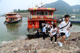 泰山队今日登泰山祈福，主教练崔康熙率先抵达南天门